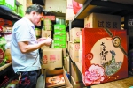 昨日，超市仓库中的月饼开始被退回厂家。广州日报记者陈忧子 摄 - 新浪广东