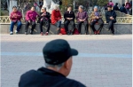 p52 2016年3月31日，河北省石家庄市，一名老人在公园长椅上休息阅读刊物。CFP - News.21cn.Com