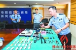 民警介绍犯罪嫌疑人如何使用工具将用户的钱盗刷提现。/佛山日报记者王澍摄 - 新浪广东