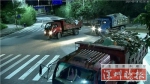 深圳7辆车雨夜路边排开偷倒垃圾 2名嫌疑犯被抓 - 新浪广东