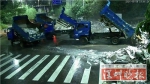 深圳7辆车雨夜路边排开偷倒垃圾 2名嫌疑犯被抓 - 新浪广东