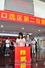 选民在市党群口选区第二投票站投票。（钟小丰 摄） - Meizhou.Cn