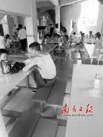 9月22日，“儿童之家”托管站内孩子正在用午餐。见习记者 吴珂 摄 - 新浪广东