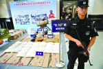 警方缴获的制贩毒工具和毒品。 - 新浪广东