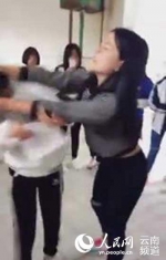 云南一女生被同学轮番殴打 4分钟被扇20余耳光 - Meizhou.Cn