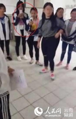 云南一女生被同学轮番殴打 4分钟被扇20余耳光 - Meizhou.Cn