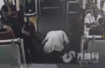 济南一男子抱狗坐公交 遭乘客反对后向乘客下跪 - Meizhou.Cn