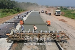 琴江公路锡坑段正在铺设水泥路面。（高讯　摄） - Meizhou.Cn