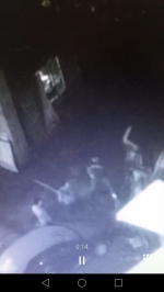 （事发工地监控视频截图：几名男子在围殴工人小汤。） - 新浪广东