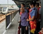 97 岁老人唐丽芳赶来乘车 （ 通讯员 陈俊超摄） - 新浪广东