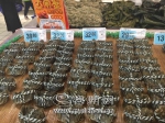 图为梅城某超市销售的不同价格的阳澄湖大闸蟹。是不是“一分钱一分货”呢？（杨敏　摄） - Meizhou.Cn