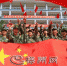 武警支队120多名新兵放飞红色纸飞机为祖国庆生。（高讯　摄） - Meizhou.Cn