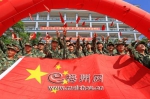 武警支队120多名新兵放飞红色纸飞机为祖国庆生。（高讯　摄） - Meizhou.Cn