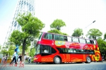 广州塔旁，市民正在登上双层旅游巴士参观广州美景。广州日报记者邵权达 摄 - 新浪广东
