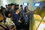 “荟雅南州——明代广东文人的艺术与生活”展览馆里，志愿者给市民游客讲解。 - 新浪广东