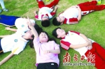 在广州的二沙岛，几名小朋友在享受“日光浴”。南方日报记者 梁文祥 摄 - News.Timedg.Com
