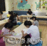 新华书店江南购书中心内，不少家长陪孩子阅读。（林翔　摄） - Meizhou.Cn