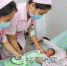 ↓市妇幼保健院的护士正在产房看护新生儿和产妇。（连志城　摄） - Meizhou.Cn
