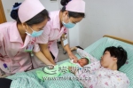 ↓市妇幼保健院的护士正在产房看护新生儿和产妇。（连志城　摄） - Meizhou.Cn