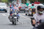 →警车街道穿梭巡逻，巡警们为市民平安度假提供保障。 - Meizhou.Cn