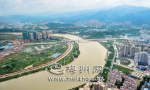 芹洋半岛滨水湿地公园沿江而建，广州大桥连起一江两岸。（钟小丰　摄） - Meizhou.Cn