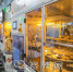 紫晶存储公司工人在无尘车间操作设备。（吴腾江　摄） - Meizhou.Cn
