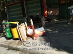 ▲有些地方的分类垃圾箱箱内不多垃圾，但周边都是各种垃圾。 - Meizhou.Cn