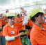 新疆喀什伽师县思科电子厂内，生产线上的工人在工作间隙跳“小苹果”放松。 - News.Timedg.Com