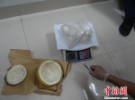 福建警方破获水果藏毒案 逾一千克******藏柚子中 - Meizhou.Cn