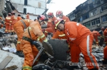 10月10日清晨，救援人员在房屋倒塌事故现场救援。 余根铃 摄 - News.Timedg.Com