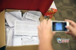 查获的纸箱中装了一大堆被盗窃的公民个人信息。南方日报记者郭智军摄 - 新浪广东
