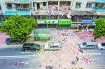 爆炸现场，住宅外墙被炸掉，满地碎片，楼下几辆车也被殃及。 - 新浪广东