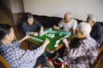 莞城敬老院里，几位老人聚在一起搓麻将消遣。东莞时报资料图 - News.Timedg.Com