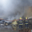 火灾现场，消防员正在用水枪灭火。 通讯员 夏萌颖 摄 - 新浪广东