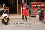 不少临街商户用水泥墩等物品霸占公共车位。(李盛华 摄) - Meizhou.Cn