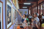 不少市民前往参观书画展。（钟兴明　摄） - Meizhou.Cn