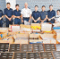香港水警展示在走私快艇上检获的货物。(香港《文汇报》/刘友光 摄) - 新浪广东