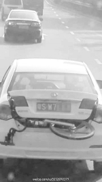 一辆摩拜单车被私家车从海珠区停车点偷运至东莞。受访者供图 - 新浪广东
