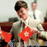 “港独”议员倒插国旗区旗遭驱逐议场 - Meizhou.Cn