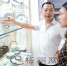 顺联昌陶瓷工作人员向顾客介绍大埔独特的青花瓷餐具。 （连志城　摄） - Meizhou.Cn