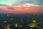 昨日傍晚，天空被云彩染红。广州日报记者苏俊杰 摄 - 新浪广东