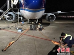 珠海机场 工作人员加固飞机和机务设备 南航供图 - 新浪广东