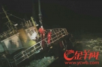 图为救援人员通过30米长的吊车吊臂完成救援。 - News.Ycwb.Com