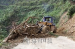 丰顺县八乡山镇滩良村，大型机械正在清理山体滑坡路段。（林翔　摄） - Meizhou.Cn
