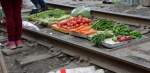 贵州遵义“铁路菜市”：火车直接从菜摊上开过 - News.Ycwb.Com