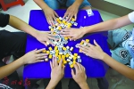 大学生教室里开台打麻将 欲为竞技麻将"正名" - Meizhou.Cn