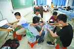 广东高校有一群学生教室里打麻将 学校还批准了 - 新浪广东