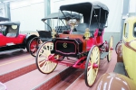 生产于1907年的“国际收割机”，还是实心橡胶轮胎。（圆图为该车的煤油车灯） - 新浪广东