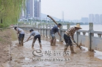 工作人员正在梅城亲水公园清理淤泥。（林翔　摄） - Meizhou.Cn