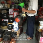 梅城一些店家直接用用过的酒瓶盛装散装酒卖给顾客。 - Meizhou.Cn